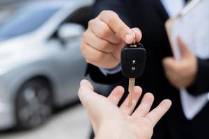 les hommes d'affaires ont accepté d'acheter - de vendre des voitures neuves au salon de l'automobile. avec une promotion spéciale privilège photo