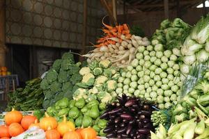 divers types de légumes frais et sains sur les marchés traditionnels. fond de légumes colorés photo