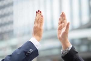 les hommes d'affaires se donnent la main pour faire de nouvelles affaires ensemble afin de créer des rendements pour les actionnaires. photo