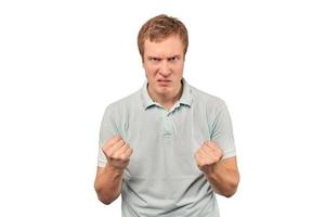 furieux jeune homme en t-shirt menthe prêt à se battre avec les poings isolé sur fond blanc photo