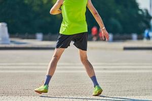 homme qui court sur la route photo