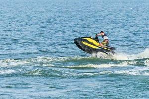 homme sur scooter des mers. photo