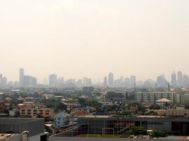 horizon urbain de paysage urbain dans la brume ou le smog. image large et haute de la ville de bangkok dans le smog photo
