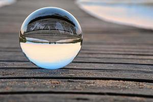 boule de verre sur une jetée en bois sur un lac suédois à l'heure du soir. nature scandinavie photo