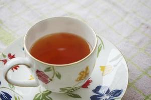 une belle tasse de thé chaud sur la table photo