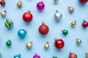 Boule de Noël motif boule flatlay minimal sur fond pastel bleu Vue de dessus photo