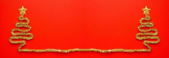 arbre de noël doré sur fond rouge concept de célébration des vacances du nouvel an photo