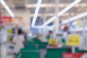 flou caissier caisse dans le supermarché photo