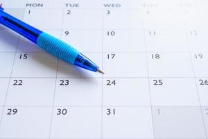 Stylo bleu sur l'arrière-plan de la page de calendrier concept de réunion de rendez-vous de planification d'entreprise photo