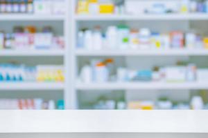 Comptoir blanc vide avec étagères de pharmacie de pharmacie arrière-plan flou photo