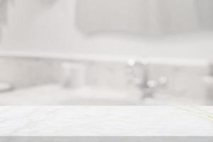 dessus de table en marbre blanc vide avec fond de salle de bain flou photo