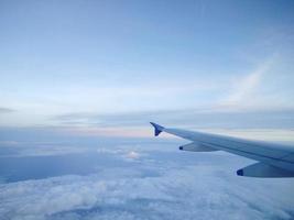 ciel bleu depuis un avion photo