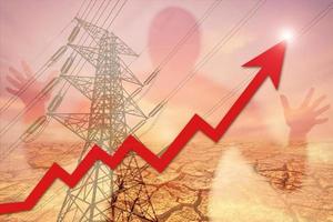 concept de crise énergétique pénurie d'électricité et augmentation de la consommation d'énergie. image d'un pôle haute tension avec un graphique rouge en hausse. photo