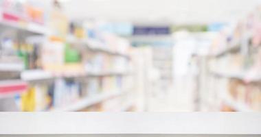 Comptoir de pharmacie de pharmacie avec supplément de médicaments et de vitamines sur les étagères arrière-plan abstrait flou pour l'affichage des produits de santé de montage photo