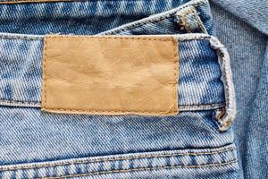 fond de texture d'étiquette en cuir jeans denim bleu photo