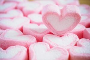 Guimauve en forme de coeur rose pour le fond de la Saint-Valentin photo