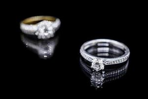 Close up bijoux bague en diamant sur fond noir avec reflet photo