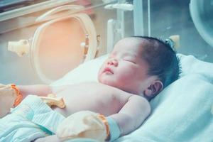 Naissance bébé fille à l'intérieur de l'incubateur à l'hôpital après la salle d'accouchement photo