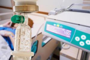 femme patiente allongée dans son lit d'hôpital photo