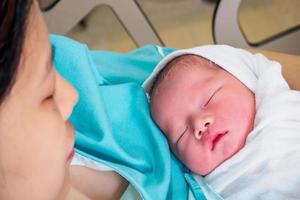 mère heureuse et bébé nouveau-né à l'hôpital photo