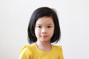 Portrait de petite fille enfant asiatique sur fond blanc photo