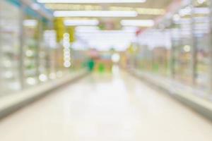 allée de produits surgelés dans un supermarché photo