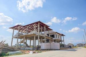 Construction d'une nouvelle maison résidentielle en cours sur le site de construction d'un lotissement photo