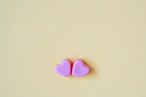fond de saint valentin avec des bonbons en forme de coeur photo