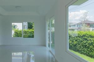 salle vide avec intérieur de maison à ossature de fenêtre en verre sur mur de béton photo