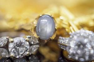 bijoux en or vintage anneaux saphir bleu avec réflexion sur fond noir photo