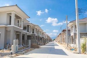 Construction d'une nouvelle maison résidentielle en cours sur le site de construction d'un lotissement photo