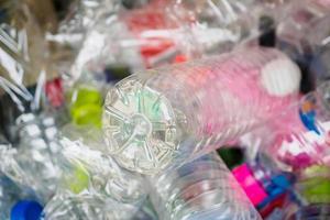 bouteilles en plastique dans la station de recyclage des ordures photo