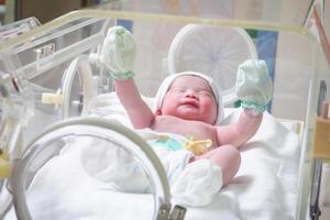 Naissance bébé fille à l'intérieur de l'incubateur à l'hôpital après la salle d'accouchement photo
