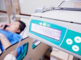 femme patiente allongée dans son lit d'hôpital photo