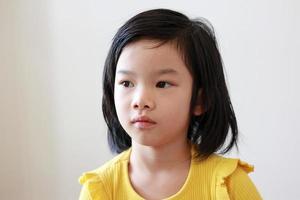 Portrait de petite fille enfant asiatique sur fond blanc photo