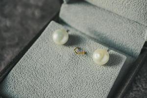 boucle d'oreille perle dans une boîte à bijoux photo