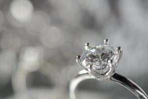 bague de fiançailles en diamant de luxe avec fond clair bokeh abstrait photo