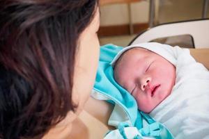 mère heureuse et bébé nouveau-né à l'hôpital photo