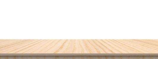 dessus de table en bois vide isolé sur fond blanc pour le montage de l'affichage du produit photo