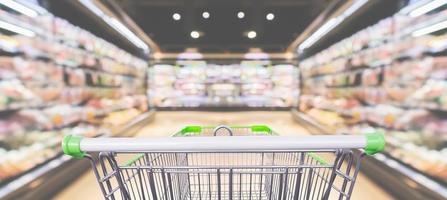 panier vide dans le fond de l'épicerie du supermarché photo