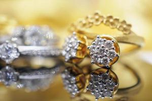 Boucles d'oreilles en diamant de bijoux en or de luxe avec réflexion sur fond noir photo