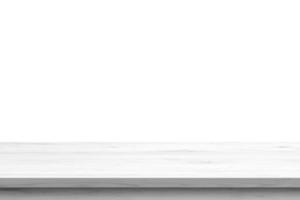 Dessus de table en bois blanc vide isolé sur fond blanc photo