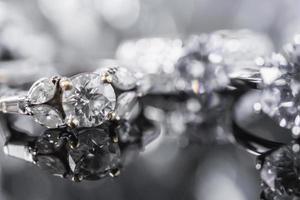 Bijoux de luxe bagues en diamant avec réflexion sur fond noir photo