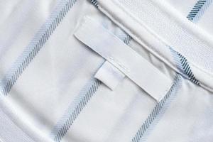 étiquette de vêtements blancs vierges sur une nouvelle chemise photo
