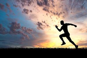 les gens font du jogging dans le pré le soir photo