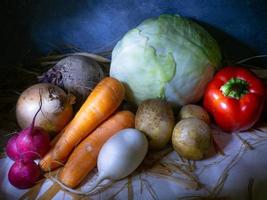 récolte du jardin sur la table. Farmer.borsch ensemble. produits du jardin. nature morte de légumes. nourriture saine. photo