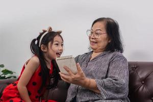 heureuse petite fille dessinant avec sa grand-mère.