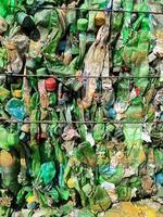 bouteilles en plastique recyclées en balles dans une installation de recyclage. photo