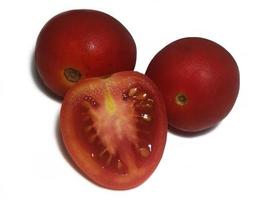 Tomates fruits frais avec graines visibles sur fond blanc photo