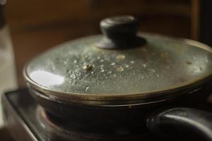 poêle à frire dans la cuisine. couvercle sur la poêle. cuisine. photo